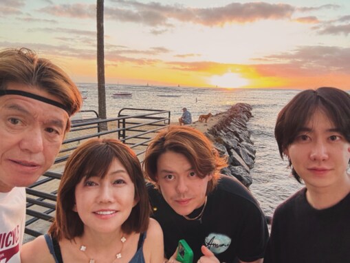 「ヒロミさんが2人いる」小園凌央、ヒロミ＆松本伊代との仲良し家族ショット公開「パパとママにそっくり」