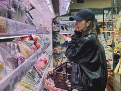 「隠しきれないオーラ」板野友美、スーパーでの買い物姿に反響「レアですね」「主婦してるともちんも最高」