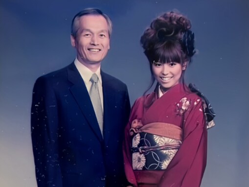 「顔より大きな髪型」若槻千夏、成人式当時の父とのショットに「ギャル感凄い」「顔変わらなすぎ」の声