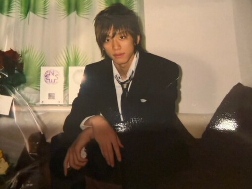 「チャラいねwww」小山慶一郎、成人当時の写真に反響！ 「実家でも鬼盛れててすごい……」