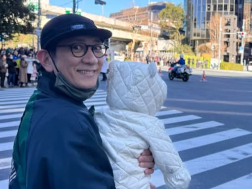 「パパの顔最高」人気芸人、娘と共に箱根駅伝を観戦！ 「もう何も言えねぇ、涙出る～～！」「可愛い」