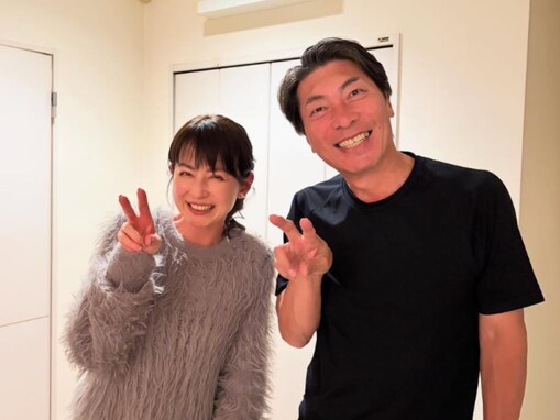 「浮かれてる」元ヤクルト高津臣吾、美女との“デレデレ”2ショット公開「背縮めてる優しさ！」「高津さんもお綺麗」