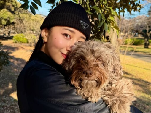 木村拓哉＆工藤静香の長女・Cocomi、大きな愛犬を抱き締めるプライベートショット公開！