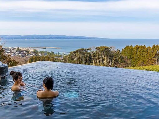 【富⼭県の人気ホテル】「雨晴温泉 磯はなび」は雨宿り伝説が残る「雨晴」に位置する、絶景自慢の温泉旅館