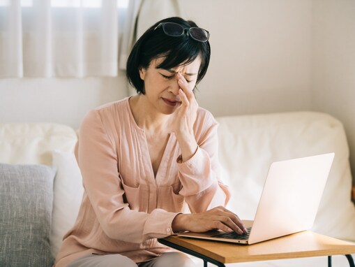 「生まれたときから実家暮らし」54歳アルバイト女性、年収100万円。「生活費を入れていない」理由は？