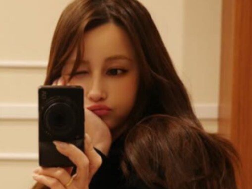 ダレノガレ明美、美脚際立つ黒タイツ姿を披露！ オールブラックコーデの「久しぶりの私服」ショット