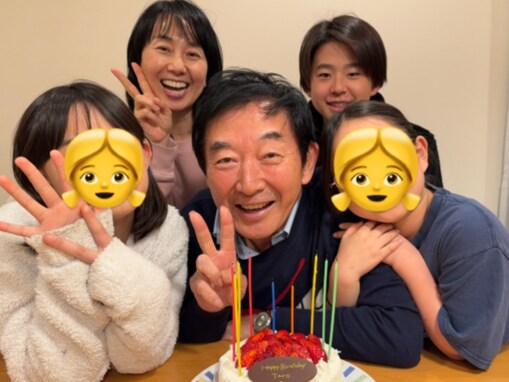 「イケメン過ぎ！」東尾理子、石田純一の72歳誕生日を祝う家族ショット公開「息子ちゃんめちゃハンサム」