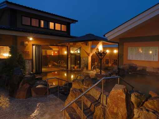 【埼玉県の人気スーパー銭湯】「野天湯元 湯快爽快『湯けむり横丁』みさと」はレトロな雰囲気が魅力の施設