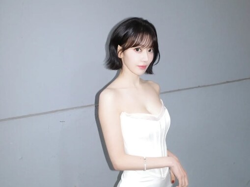 「さすがにプリンセスすぎたか」宮脇咲良、美デコルテ際立つ純白ドレス姿に反響！ 「すごく綺麗」