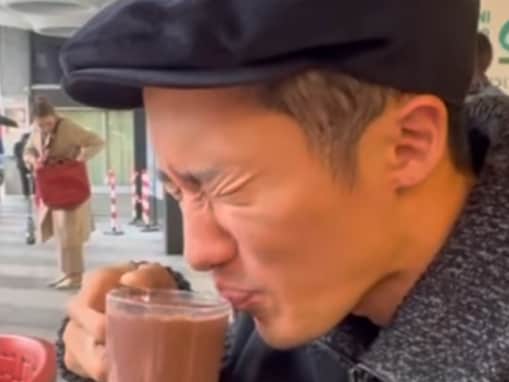 「ふーふーしてる所が、呼吸ニキ」岩本照、ミラノでのオフショット！「可愛すぎる大男」「母性出た」