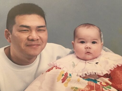 「これはしてる笑笑」村重杏奈、幼少期親子ショットに反響！「お父さん腹話術してますか？」「人形味」