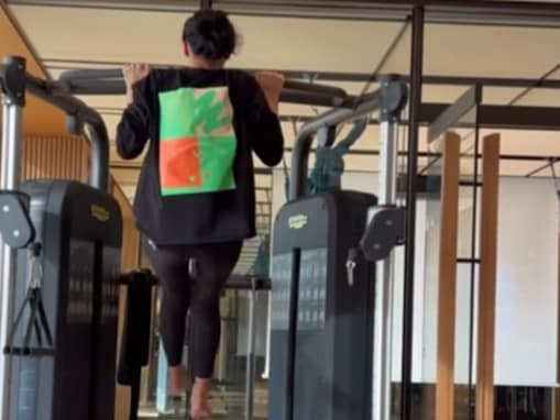 「カッコ良すぎる」榮倉奈々、軽々と懸垂をこなすトレーニング姿を披露！ 「脚長っ」「いつも美しい」