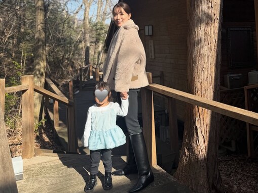 バスケ五十嵐圭の妻・本田朋子、娘との手つなぎショット公開！ 鬼怒川温泉を家族で訪れる「素敵だね」