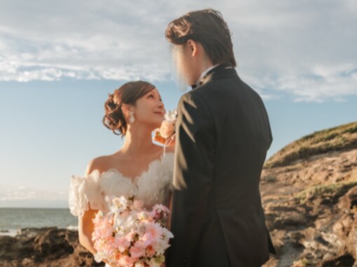 「結婚したくなる！」女性YouTuber、前撮りショットに絶賛の声「シンプルで新郎新婦が映えててとても素敵」