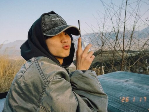 「匂わせすぎてやばい 」男性アイドル、プライベートのイケメンショットに反響「彼氏感えぐい」「エモい」