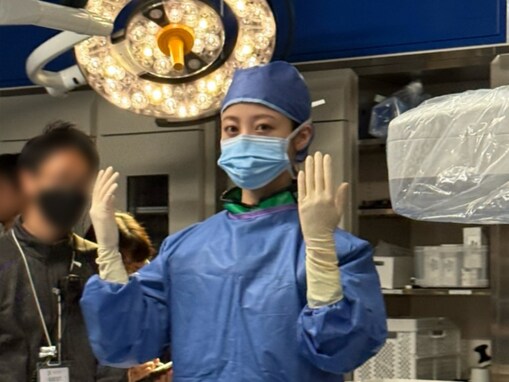 「こんなに良いんですか...？」橋本環奈、手術姿に反響！ 格好いいオフショットに「医師役ハマり過ぎ！」の声