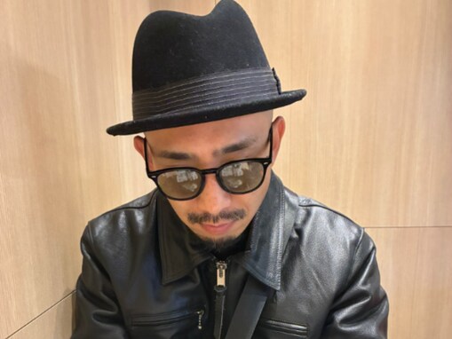 「俳優さんオーラ凄い」人気漫画家、BL漫画を読む姿に「カッコイイです！」「とてもオシャレ」の声！