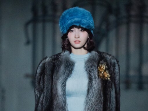 「スタイル良すぎ」モモ、ギリギリミニスカから絶対領域を披露「かわいすぎる」「ワシャワシャしたい」