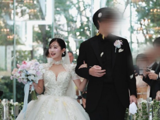 『バチェラー4』出演者の豪華な挙式ショットに反響「韓国ドラマみたい」「ケーキがびっくりするくらい大きいね」