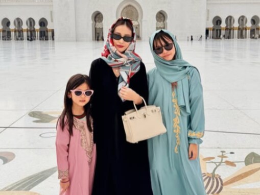 「美人三姉妹さん」大迫勇也の美人妻、娘2人との親子ショット公開！ 世界最大級のモスクを訪れる
