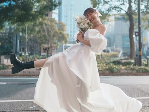 「ここ数年で、一番嬉しいニュース！」白井奈津、結婚を報告！ 夫と抱き合うウエディングドレス姿も公開