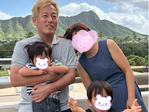 お笑い芸人、ハワイに“鬼滞在” 息子2人＆妻との家族ショット公開！ 「2週間は羨ましい」「旅行記の続きが楽しみ」