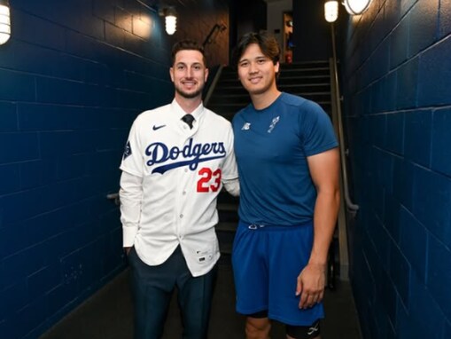 「大谷はマジでデカすぎるだろ」大谷翔平、新チームメイトとの2ショットに反響「もう身体が仕上がってる」