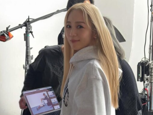 西野カナ、美脚が見える撮影オフショット公開「えー肌着にフーディーですと」「令和なギャルカナやん」