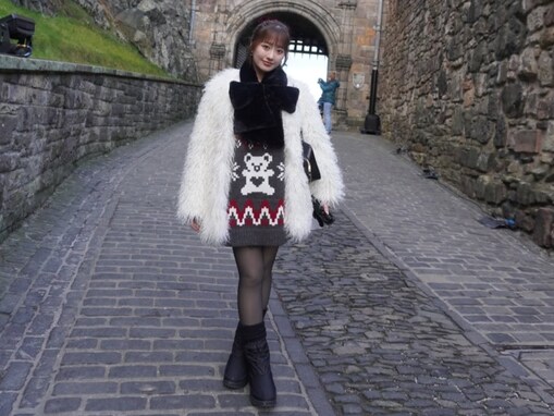 「写真集なの？！ってレベルの可愛さ」佐々木彩夏、“ママとヨーロッパ旅行”の美脚ショットに絶賛の声！