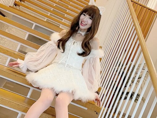 「奇跡の56歳」さゆり、超絶美脚に称賛の声！「脚長っそして細っ」「こんな50代いません！」