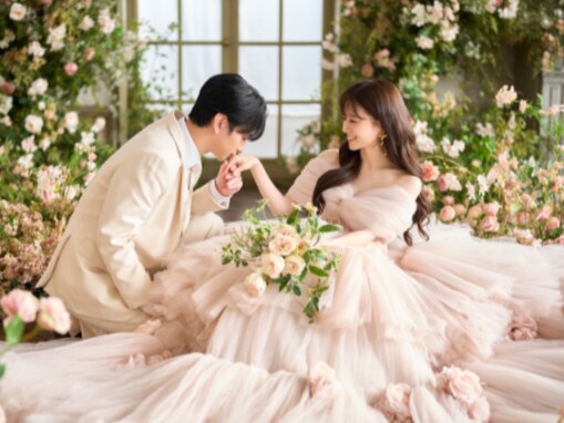 「美男美女夫婦ですね」人気バンドメンバー、イケメン夫とのウエディングフォト公開！ 「映画やドラマのよう」