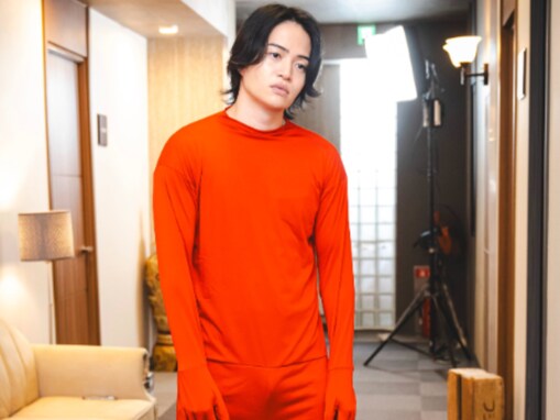 「赤ピクミン」菊池風磨、シュールなドラマオフショットに反響！ 「顔がwwww虚無でwwww」