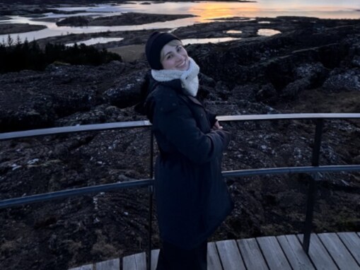 「可愛すぎて苦しい」ホラン千秋、海外で「キュートなお友達ができた」と報告！ 「美少女とホランちゃん」