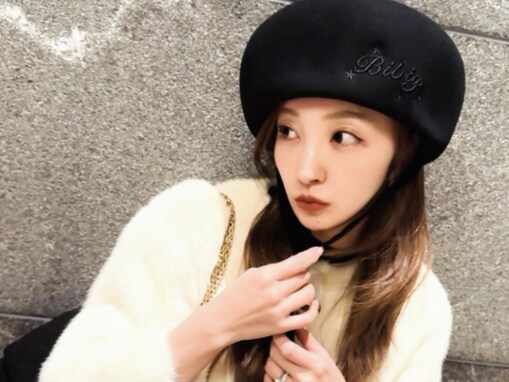 「スタイル良すぎて比べもんにならない」板野友美、ミニスカから美脚を披露「寒さに勝るミニ」「お人形みたい」