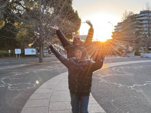 長女撮影？ 市川團十郎、息子との散歩ショット公開！ 「随分と成長されましたね」「素晴らしい親子」