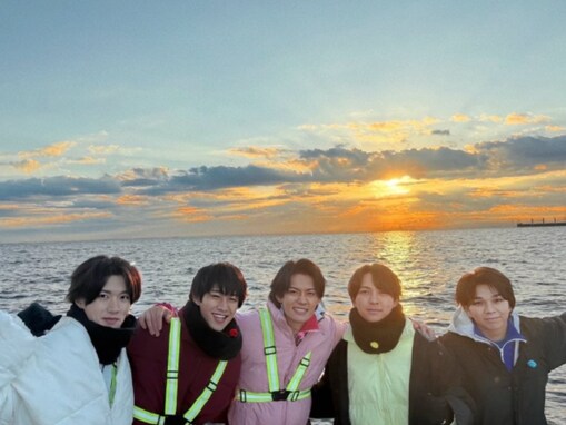 「愛おしいかよ」佐野勇斗、撮影後オフショットに反響！ 「5人の絆に涙」「長男すぎる！」