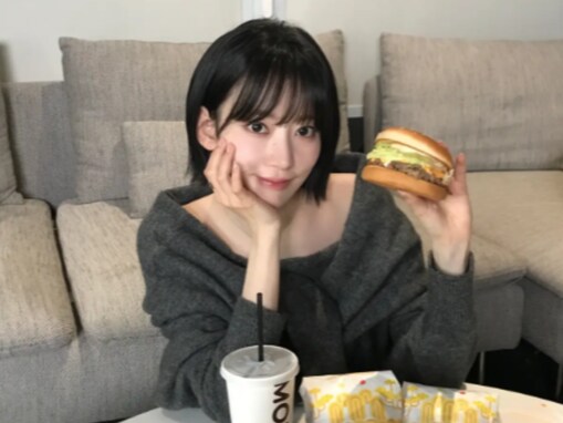 「激かわよ」宮脇咲良、美デコルテ際立つ姿でジャンクフードを食べる「こんなに盛れる人間他に居ない」