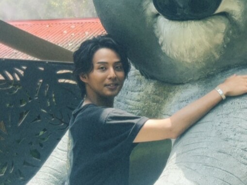 「えーかわいい」藤ヶ谷太輔、巨大コアラとのハグ姿に「心なしかコアラもドヤ顔や」「ちょっと怖い」反響