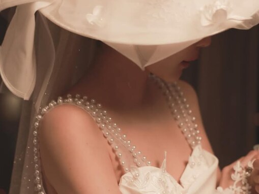 「絵画にして家に飾りたいレベルの美しさ」休井美郷、“昭和レトロ”二次会の手作りドレス姿に反響！