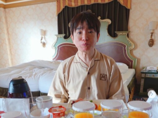 濱口優、54歳の誕生日迎える！ 家族とミラコスタで過ごす「息子さんみたいに可愛いお顔してますね」