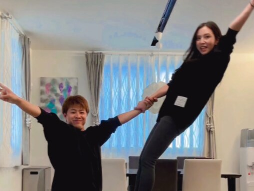 元日本代表・柿谷曜一朗の美人妻、夫婦トレーニング公開「身体能力高すぎ」「運動神経良いからできる技…」