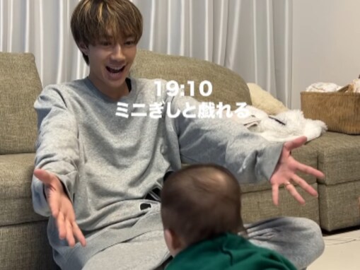 「ただただ良いパパ」人気YouTuber、帰宅後に育児奮闘の様子公開「日々成長してますね」「体力おばけや」