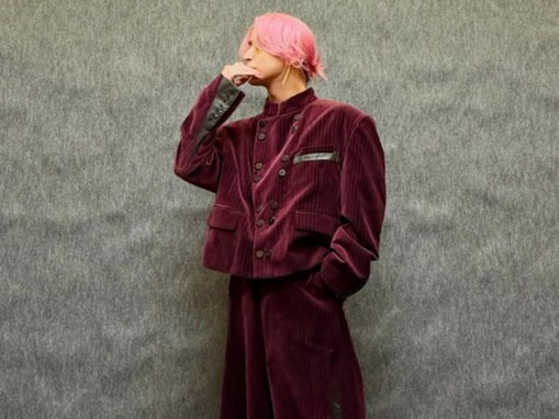 「美人なお姉さんかと」佐久間大介、お団子ヘア＆赤のセットアップ姿！「スタイル異次元」「何頭身？」