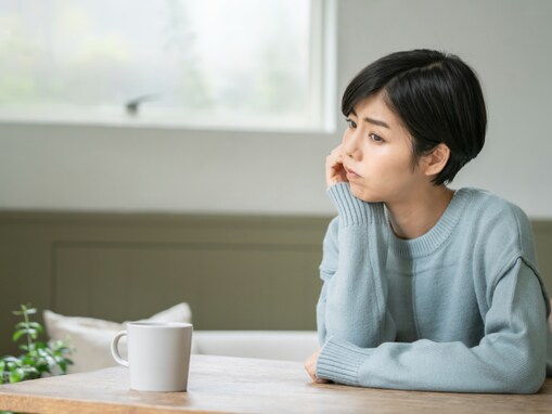 「数年前から持病を患い」32歳女性フリーランス漫画家、年収50万円。物価高に悩む実家暮らしの家計事情