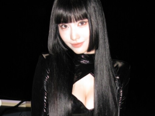 「すっごい」モモ、ボディライン際立つ姿を披露！ 「キャットウーマン(本物)」「ヨル・フォージャーみたい」