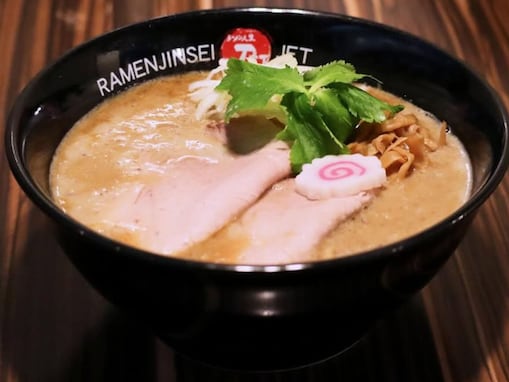 【大阪府の人気ラーメン店】「ラーメン人生JET」は濃厚な鶏の旨味が話題の店。鶏煮込みそばが絶品