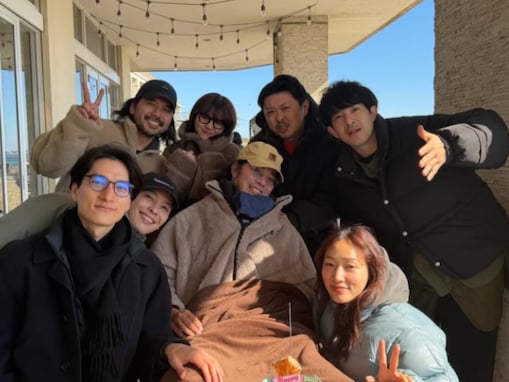 脳内出血で療養中の清原翔、33歳誕生日に“みんなが祝ってくれた！”近影ショット公開「笑顔が全てを語ってる」