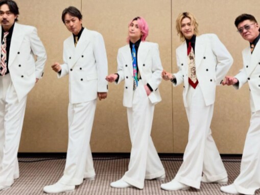 佐久間大介、白スーツ全身ショットに「お顔が小さすぎる」「等身がまじ神」の声！ 「体調も良くなった感じ」