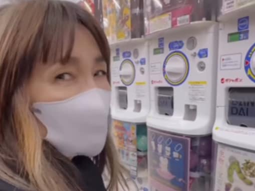 「はしゃぎ方が可愛い」工藤静香、庶民的な姿に反響「ガチャ売り場に居るとは誰も思わないだろうなぁ」