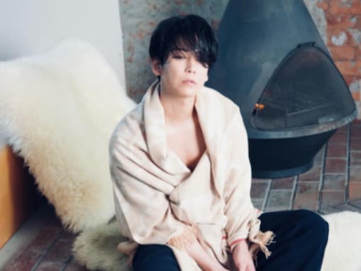 「芸術レベルのかっこよさ」亀梨和也、カレンダー撮影時の色っぽ姿に反響「もうだめっ！」「完璧」